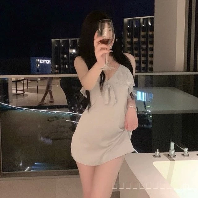 ชุดนอนสายสปาเก็ตตี้ซาตินไอซ์ซิลค์แบบเปิดหลัง